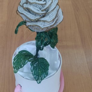 Белая роза из бисера