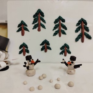 Снеговики играют в снежки