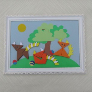 Маленькие котята греются на полянке.