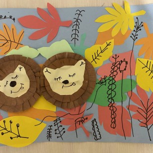 Ёжики в осеннем лесу.