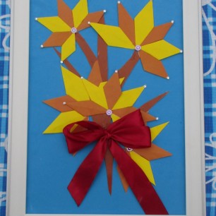 Букетик осенних листьев на ветке.