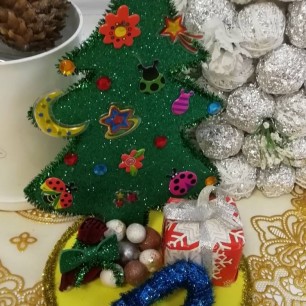 Подарки под Новогодней елью.