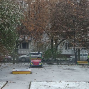 "Вид из окна на первый снег"
