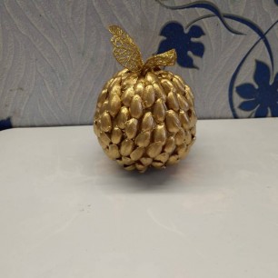 Золотое яблоко на елку