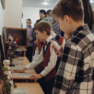 Художественно-патриотическая выставка кукол "Время Героев"