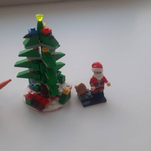 Маленькой Ёлочке, холодно зимой...