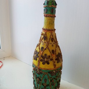 Узор из семян на бутылке