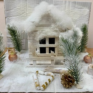 Домик в зимнем лесу