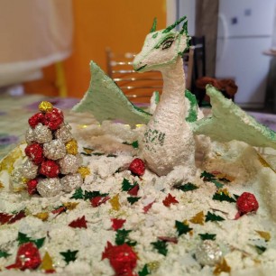 Дракоша у елки
