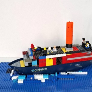 Корабль в море