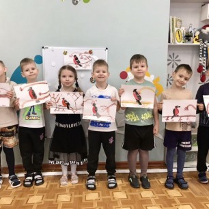 Сидят на ветках снегири, сияют словно фонари