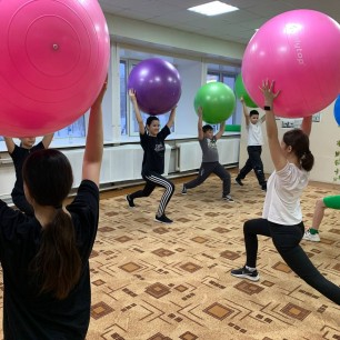 Разноцветные фитболы