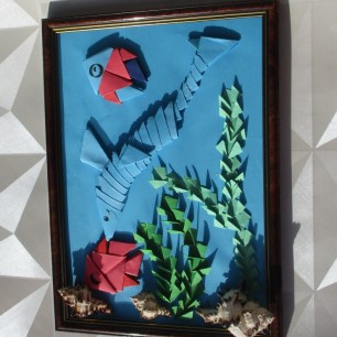 Акула играет с рыбками.