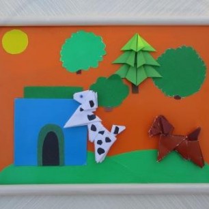 Щенки играют.