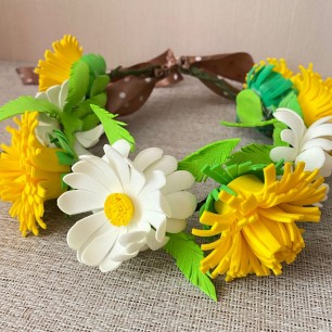 Венок из ромашек и одуванчиков