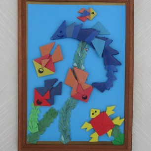 Акула играет со стаей рыбок в океане.