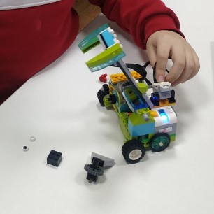 Экскаватор, управляемый датчиком наклона