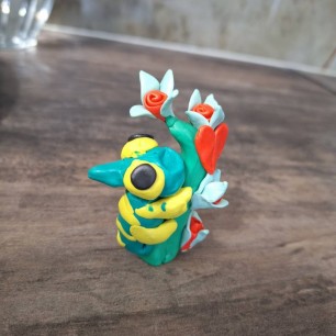 Хамелеон на ветви с цветами