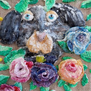 Пес среди роз