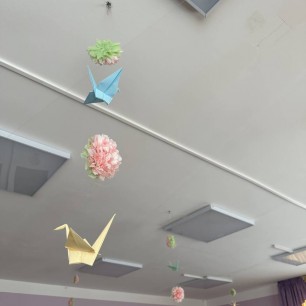 Цветы из салфеток для украшения группы