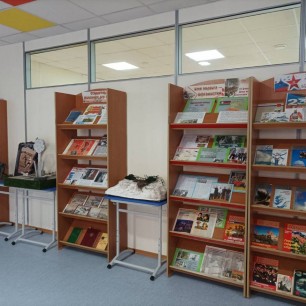 Патриотический уголок в школьной библиотеке"