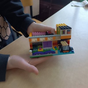 Лего дом с парковкой