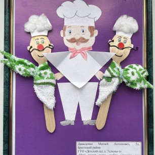 Повар варит для детей вкусную еду