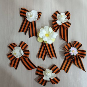 Значки из фоамирана и ленты.