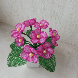 "Розовые фиалки из бисера"