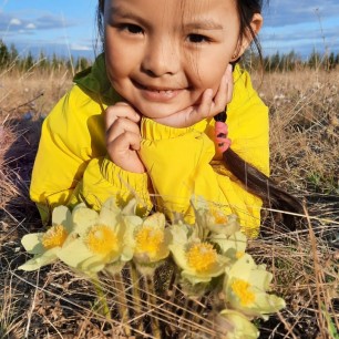 "Вдыхаю тонкий аромат подснежников"