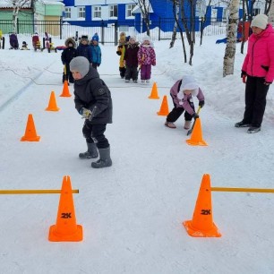 "Ловко играем в хоккей на снегу"