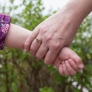 "Возьми меня за руку"