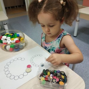 "Красивые пуговки", игровое дидактическое пособие из нетрадиционного материала