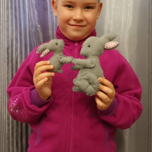 Игрушки из флиса своими руками. "Зайки-обнимашки"
