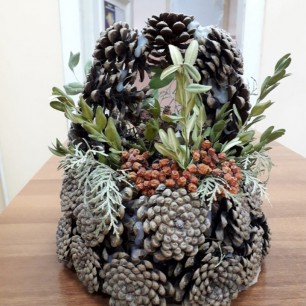 Корзиночка из шишек