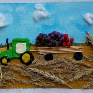 Зелёный трактор едет к нам