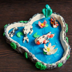 Золотые рыбки в пруду