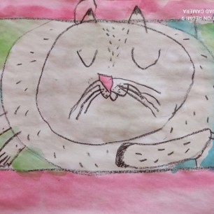 Спит котёнок на подушке