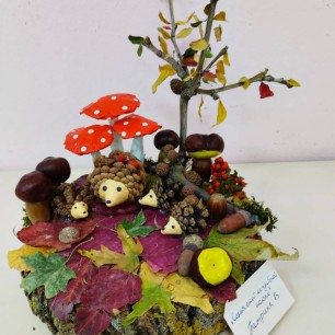 "Семья ежей на грибной поляне"