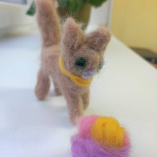Кот с мячиком