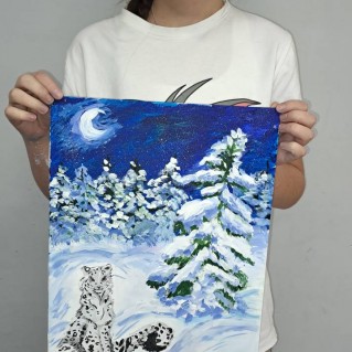 Снежный барс в снежном лесу.