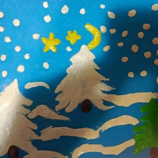 "Ёлочки в ночи: месяц, звезды и снег".