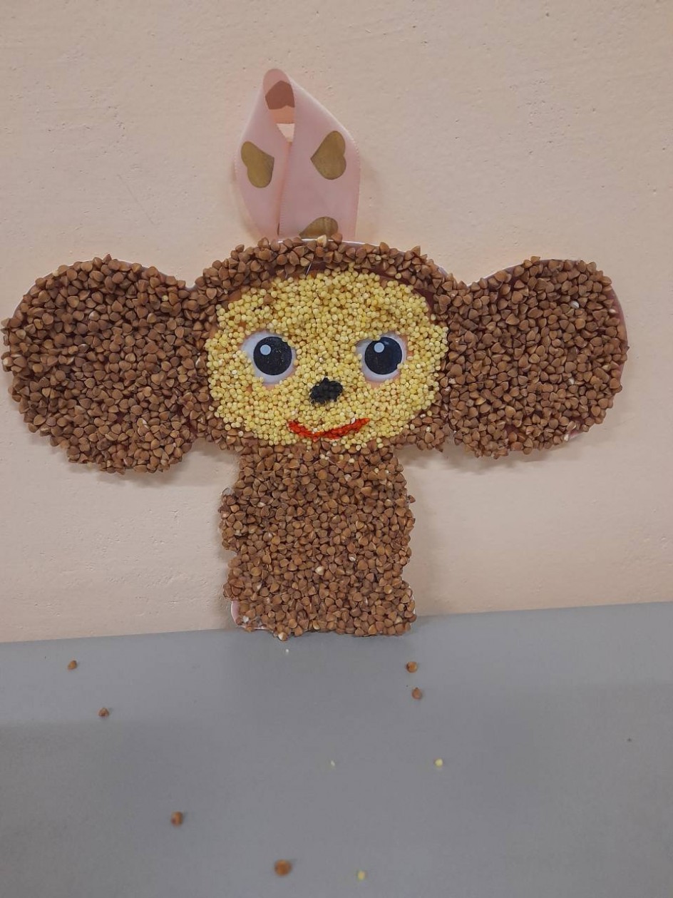 Чебурашка вот такой удаленький, лопоухий, маленький.