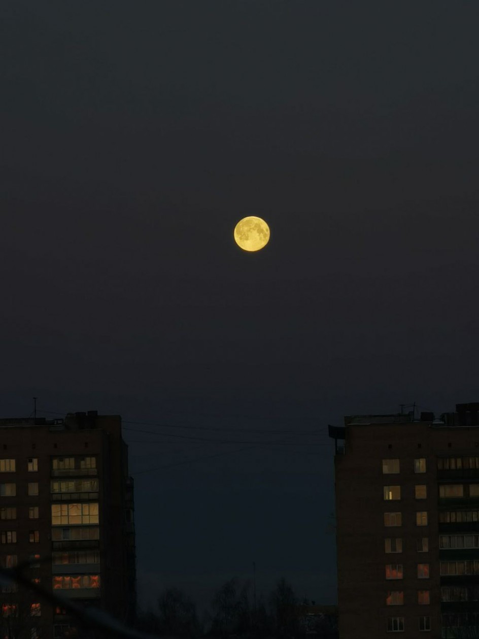 Луна над Петрозаводском.