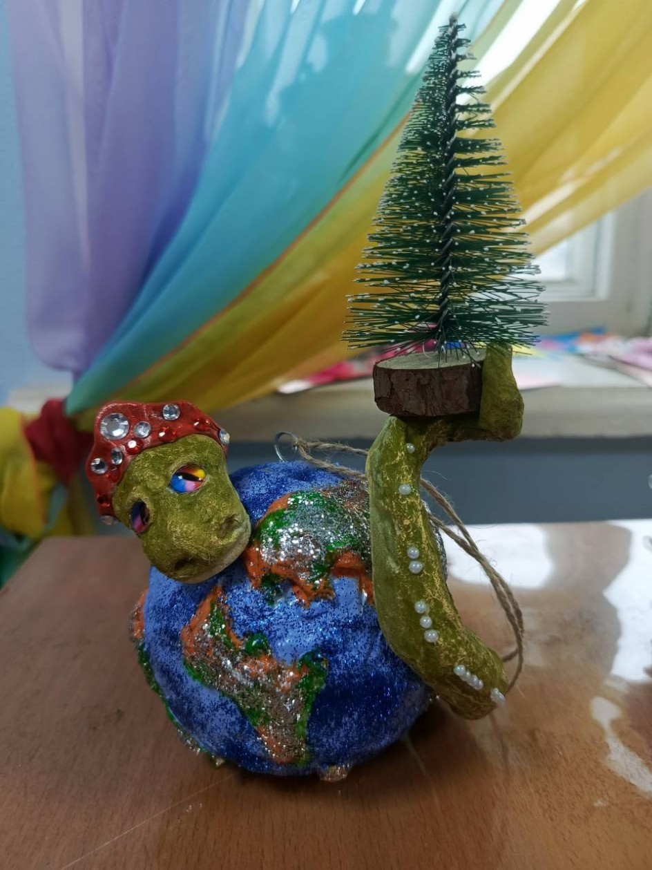 Королева-змея на шаре
