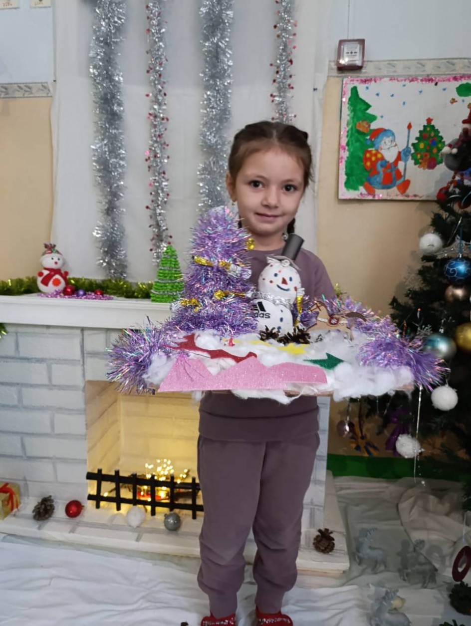 Снеговичок возле елки