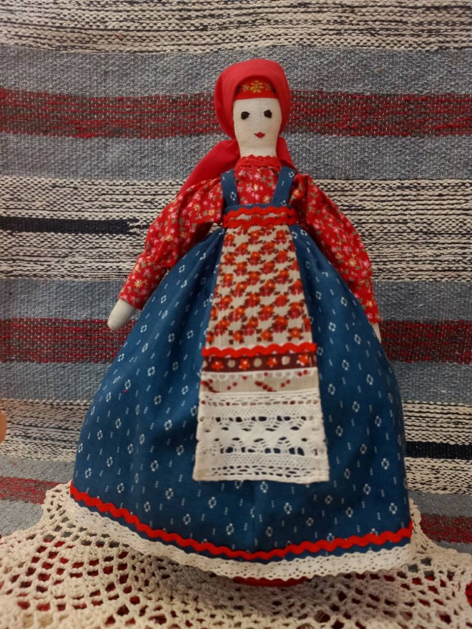 Сувенирная кукла в русском костюме
