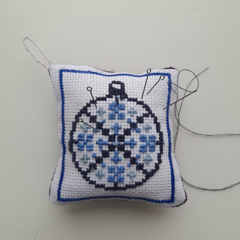 Елочная игрушка. Игольница