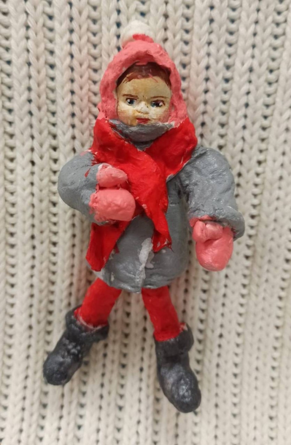Девочка с красным шарфом