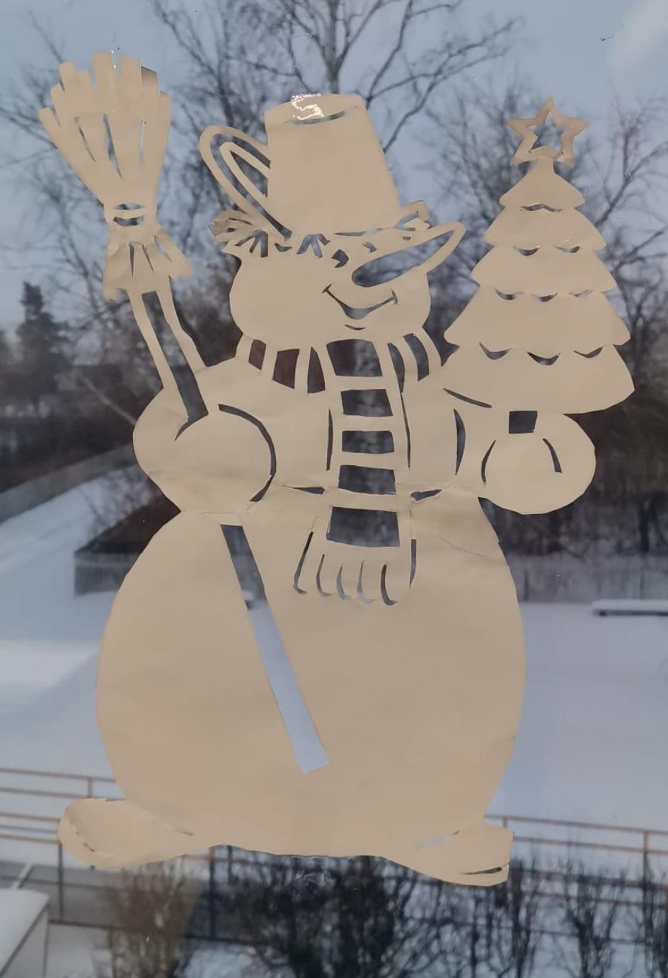 Снеговик украсил класс!